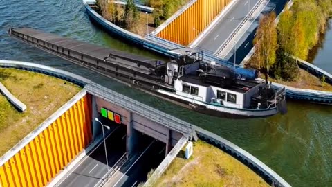 A road disconnected by waterways, with boats on the top and cars on the bottom, great design.❤️