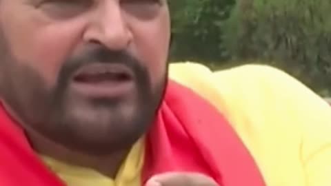 جاء المجرمون لدعم المجرمين.