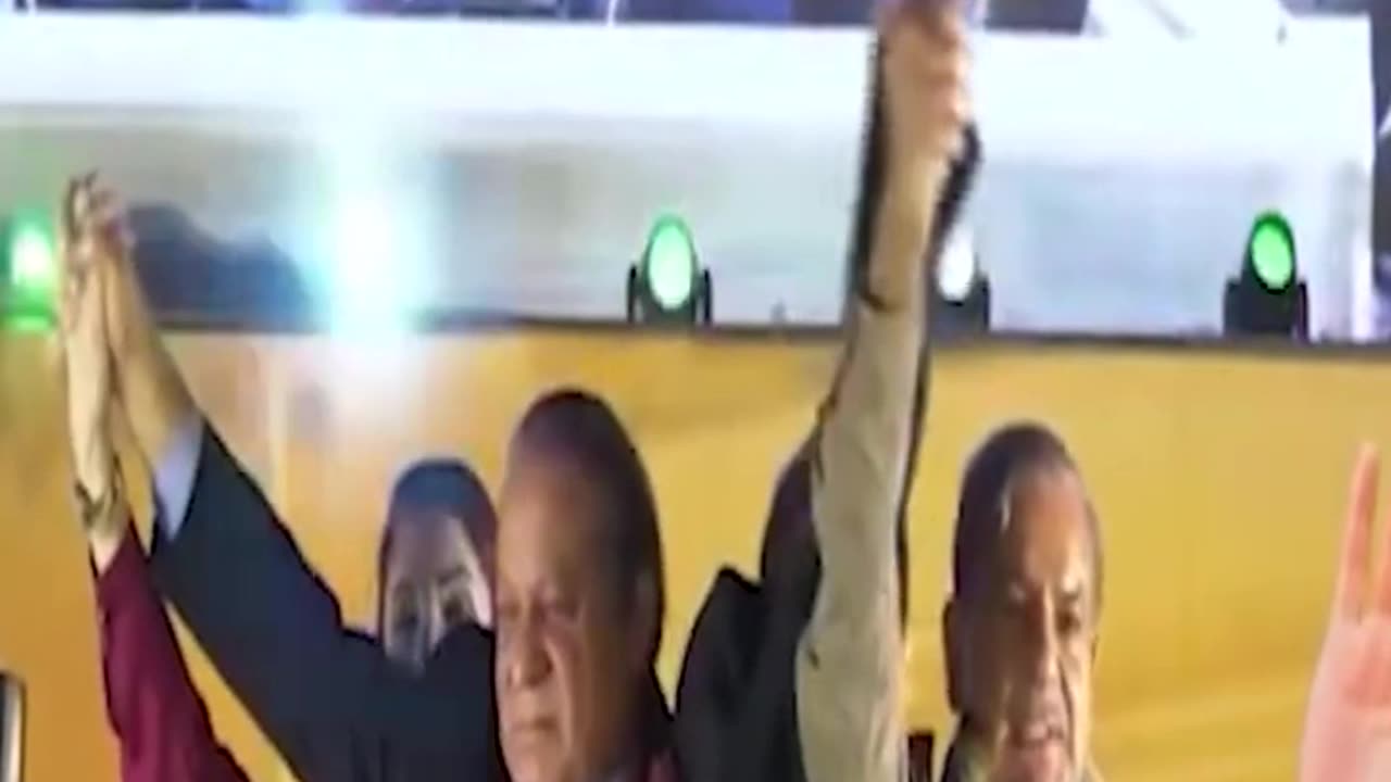 Nawaz Shahbaz Maryam Hugs at Lahore Jalsa | #shortsvideo #nawazsharif #shahbazshareef #maryamnawaz