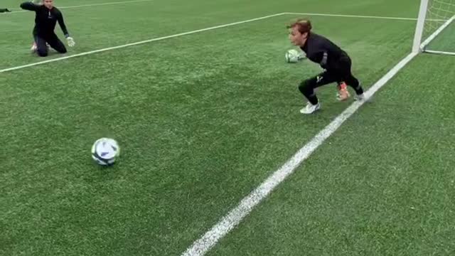 Best 12 year old goalkeeper you’ll see 😱🧤