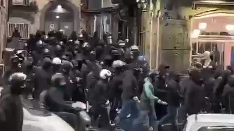 Fino a ieri non avevamo mai sentito parlare di “ultras” tedeschi tanto violenti... 🤔