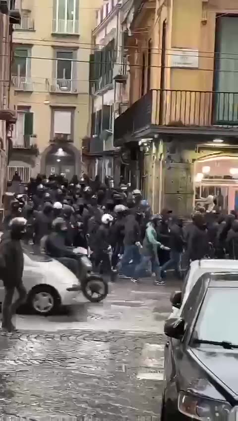 Fino a ieri non avevamo mai sentito parlare di “ultras” tedeschi tanto violenti... 🤔