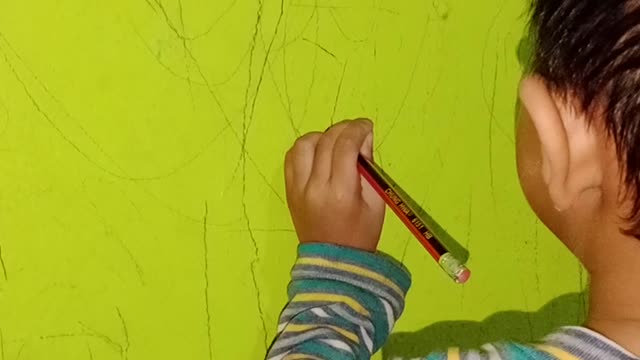 children learn to write on the wall of the house