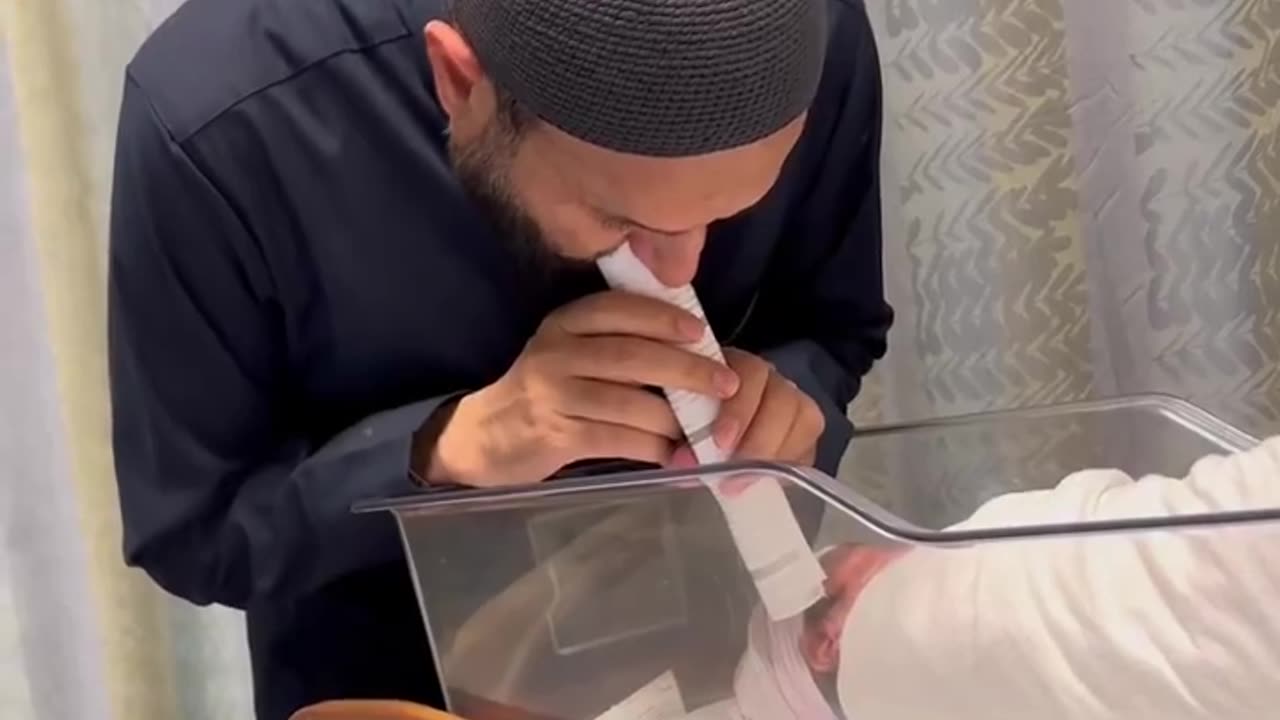 Muslim Weirdo from Uk rolls up a piece of paper and starts saying ‘Allahu Akbar’