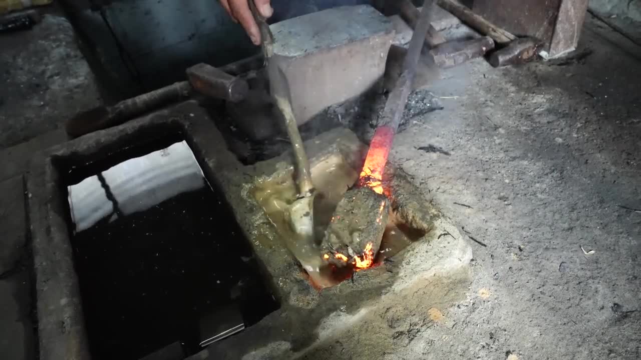 How Japanese samurai swords were made. A 75-year-old swordsman who has made 1,000 Japanese swords4