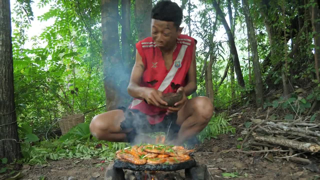 Shrimp eating in jungle, cooking on a rock | Primitive Wildlife-24