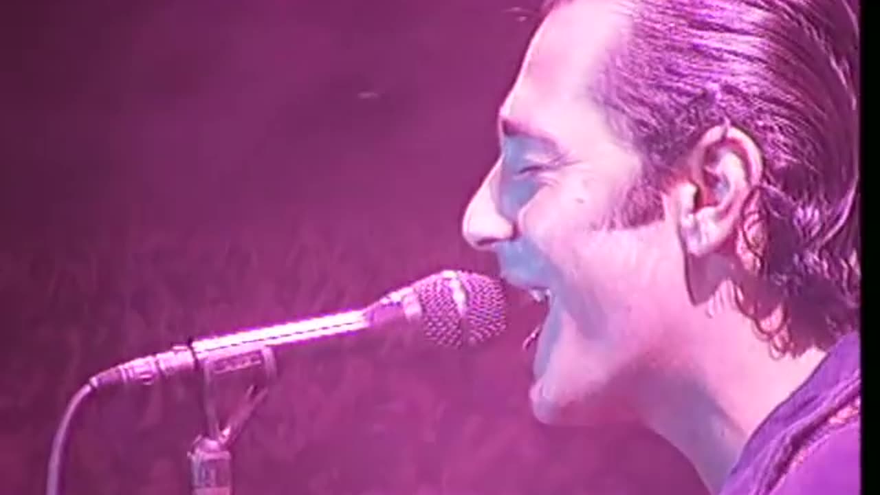 Luca Carboni - L'amore che cos'è (Live) (480p_25fps_H264-128kbit_AAC)