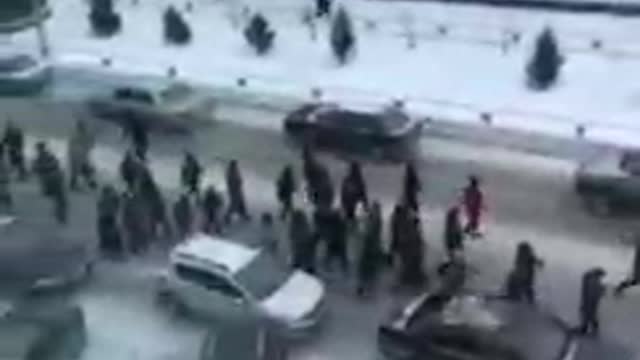 Protesters in Semipalatinsk go to the akimat