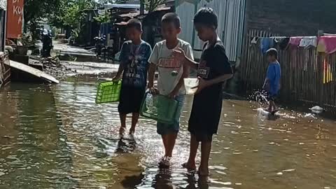 the flood slowly began to recede, the children around tried to catch fish part#4