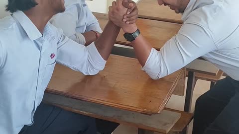 Arm wrestling 💪🏻💪🏻