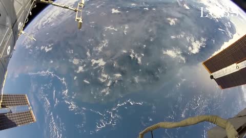 2 minutes d'une vertigineuse sortie dans l'espace depuis l'ISS