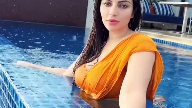 sexy bhabhi shama sikander wet dance in saree