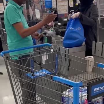 Shocking Elites Walmart shameful Act to Call the Cop on a Generous Man Paying Groceries for Clients in Store