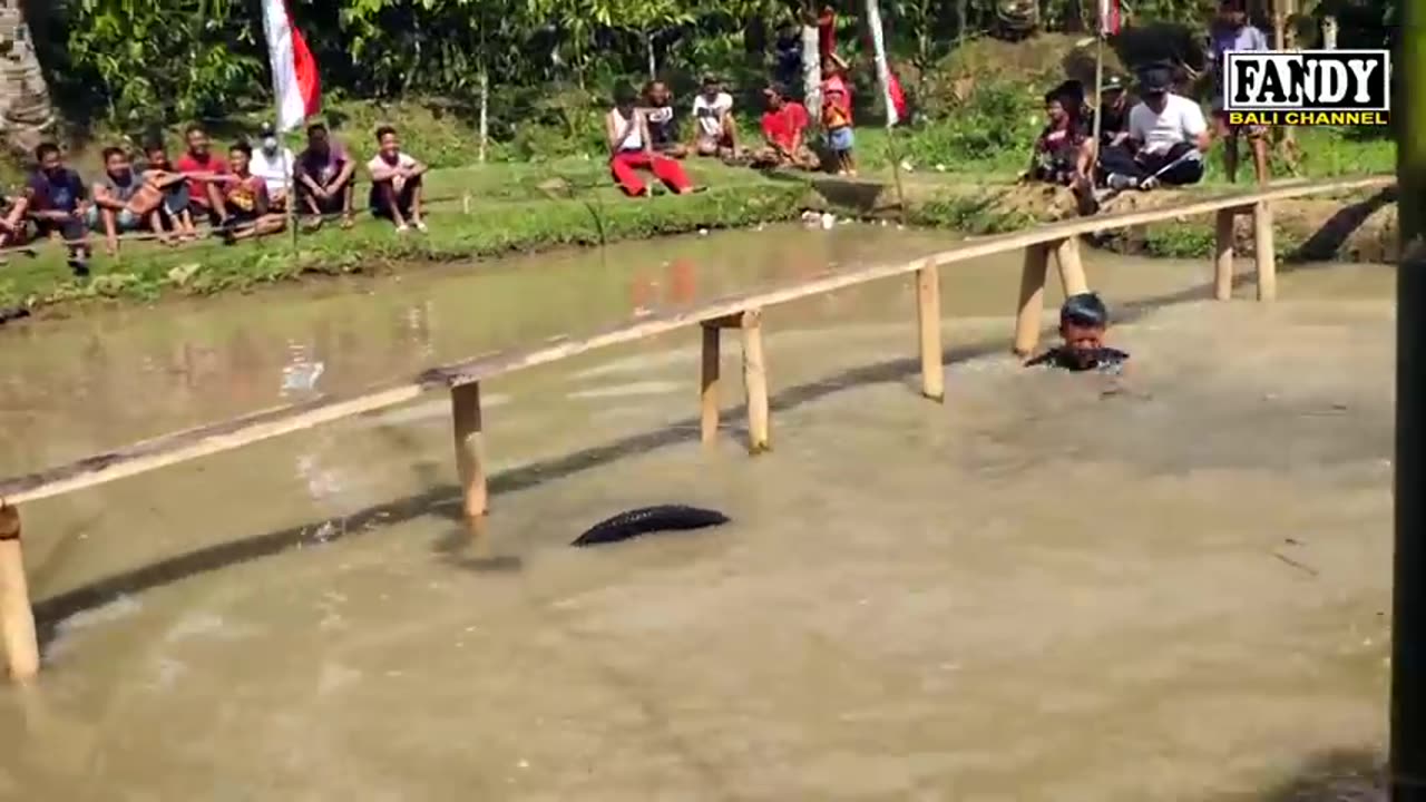 Lomba Naik Sepeda Diatas Kolam Paling Seru 17 Agustus