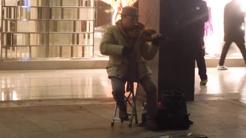 VIOLINISTA ARTISTA DI STRADA IN C.so V.EMANUELE parte 2 di 2