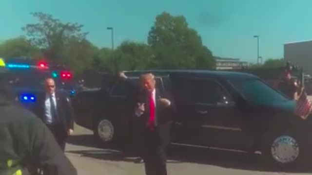 Trump stops his Motorcade to Thank the Firemen