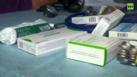 Ruští vojenští zdravotníci pomáhají s léčbou a podávají léky civilistům v Charkovské oblasti