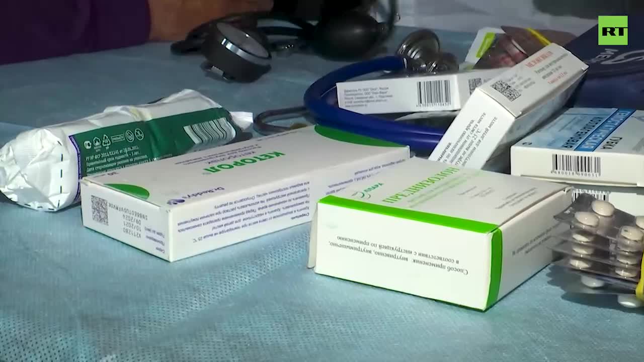 Ruští vojenští zdravotníci pomáhají s léčbou a podávají léky civilistům v Charkovské oblasti