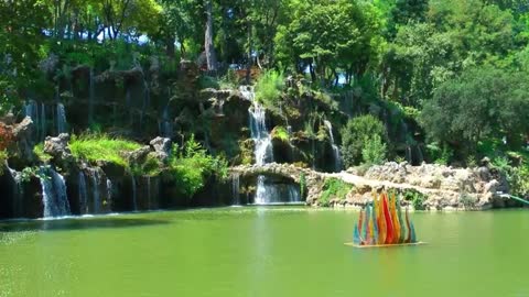 Lindo lago e suas cachoeiras em um parque