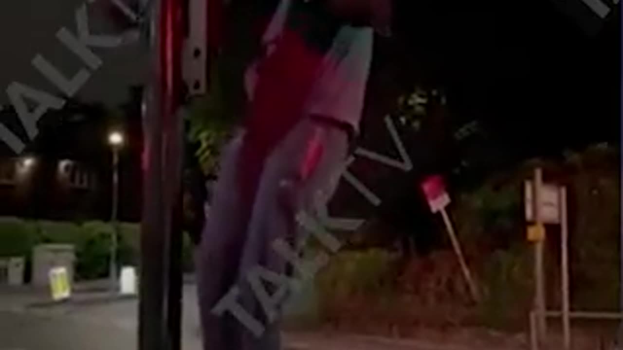 בזמן שכאן מרדימים את הציבור במאבק על דמוקרטיה מזויפת בלונדון אזרחים נלחמים במצלמות שליטה ומעקב ברחובות העיר