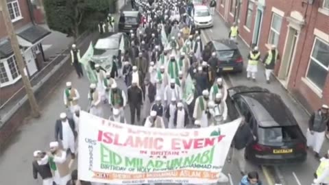 Πολυπολιτισμικό “κύμα” με ύμνους στον Αλλάχ