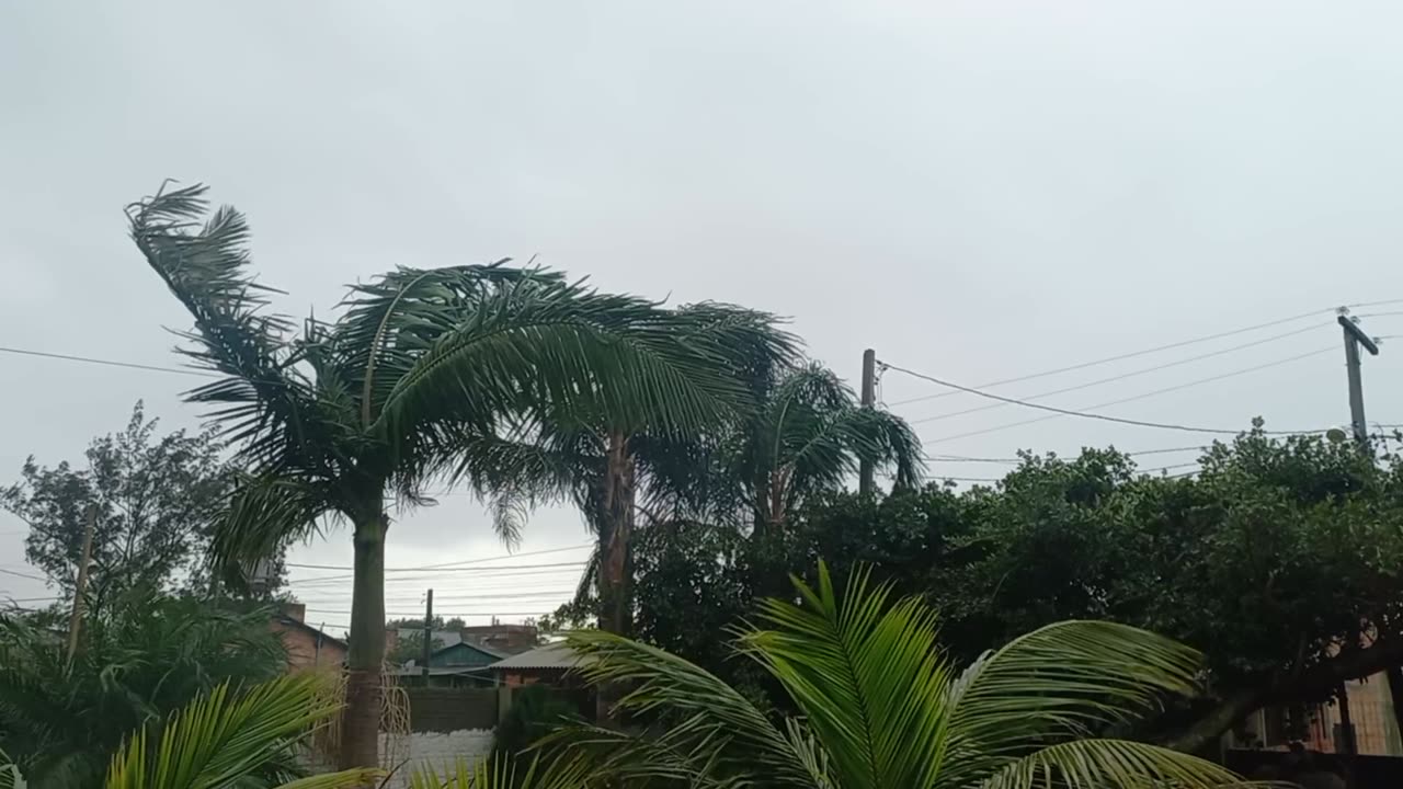 Passagem do ciclone no litoral do Rio Grande do Sul, ventos muito fortes