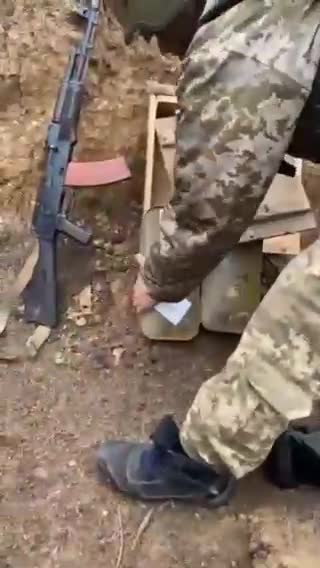 UKRAINIAN TROOPS PREPARE FOR BATTLE IN THE TRENCHES, WITH TEKKEN 3 ANTI-ARMOUR WEAPONS