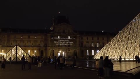 Una proiezione clandestina sugli edifici di Parigi per il compleanno di Vladimir PUTIN: “Buon compleanno all'uomo che sta trasformando il mondo!!”😇💖👍