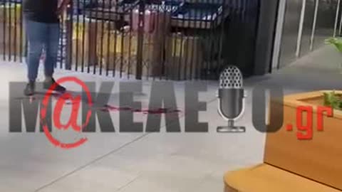 Ιρανοί εξασκούνται στο μαχαίρωμα