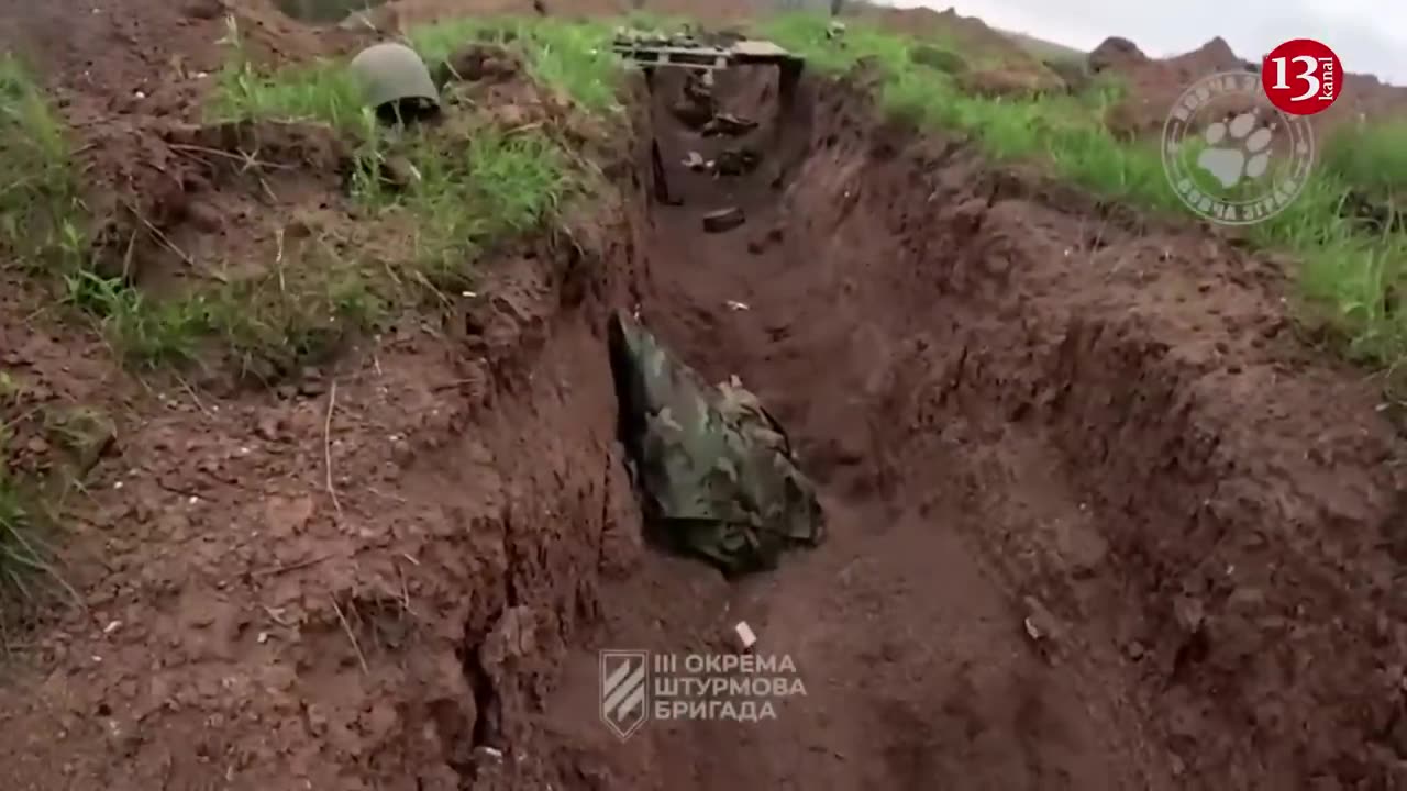 💣 Ukrainian Fighters display the killed Russians and the captured Weapons near Bakhmut 💣