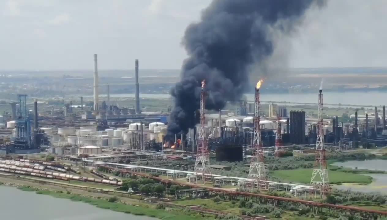 Explosion at Petromidia Oil refinery in Constanta Romania (Breaking News)