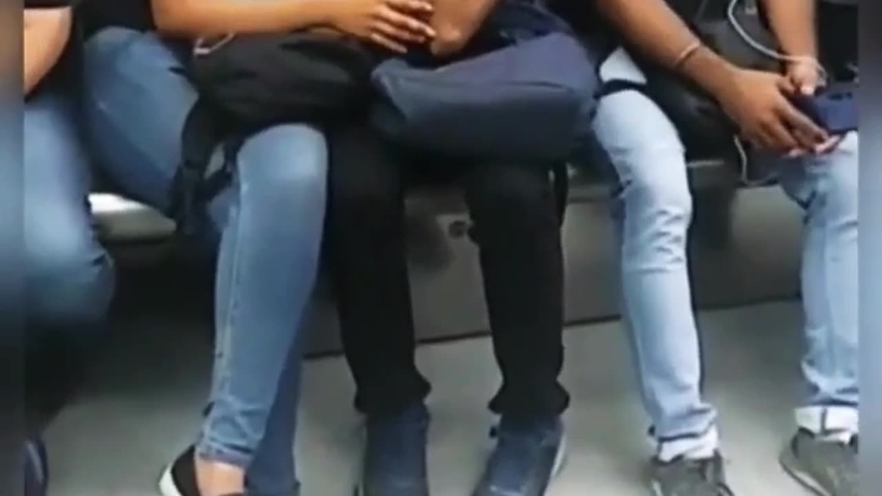 Delhi metro viral couples kissing in metro 👨‍❤️‍💋‍👨