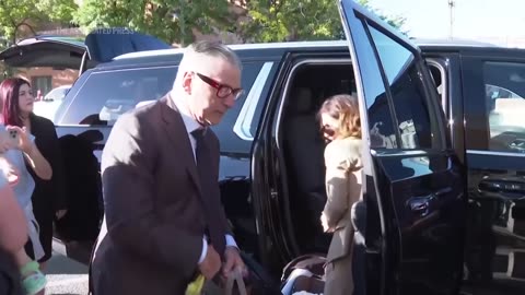 Alec Baldwin arrives at court with wife and baby.mp4