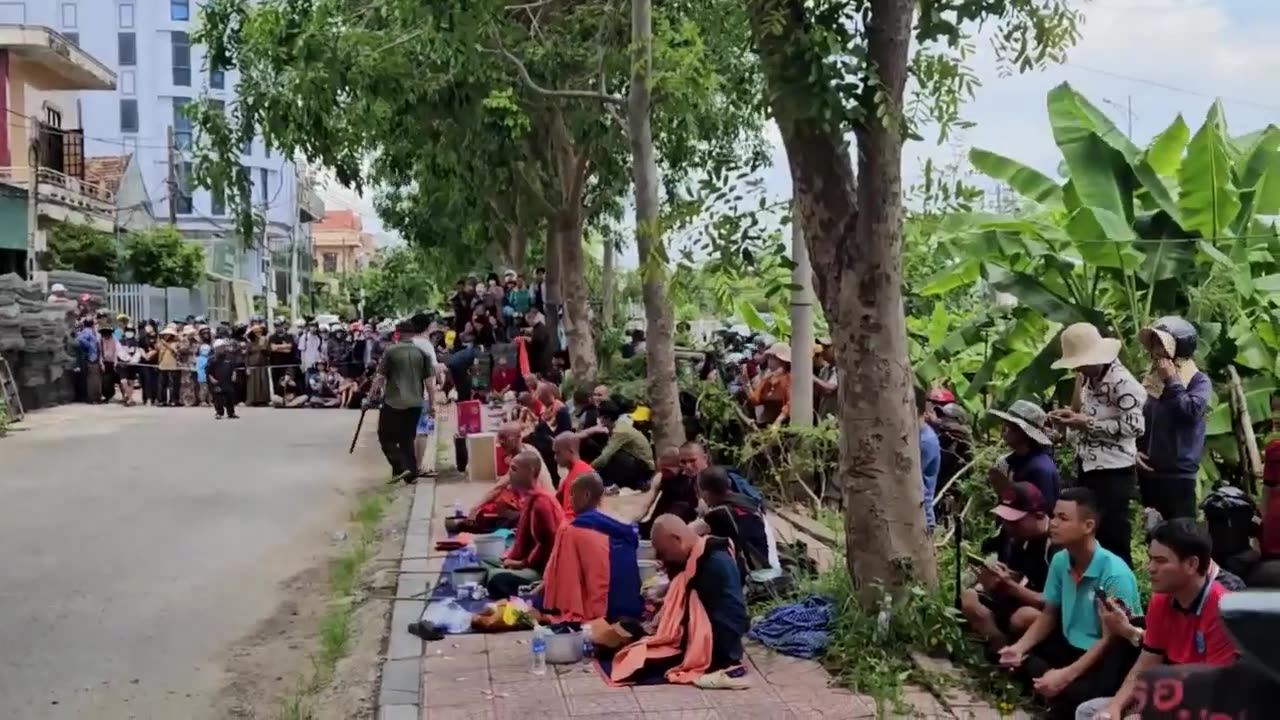 Thich Minh Tue on the way to Quang Binh Province