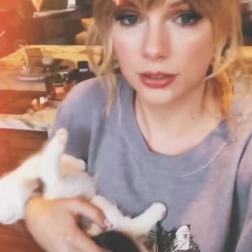 Taylor swift with her cat in video