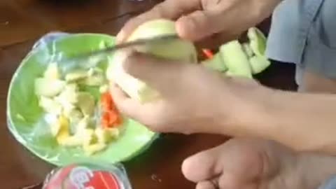 Mahasiswa makan mangga mentah