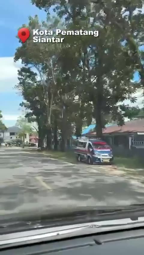 BANNER GANJAR DIHABISI, BALIHO PRABOWO KAESANG TETAP TEGAK BERDIRI