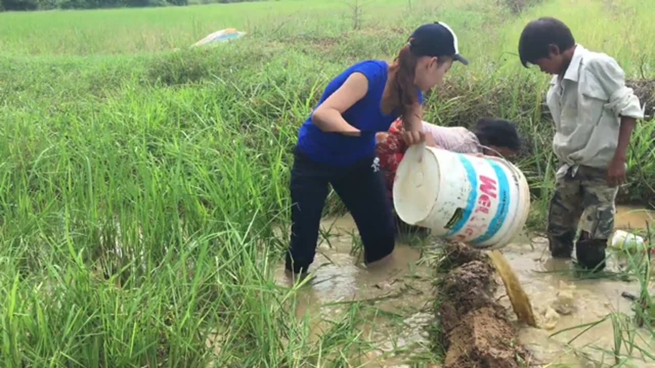 Amazing Beautiful Girl Fishing With Her Brother Khmer Traditional Fishing In Battambang #19