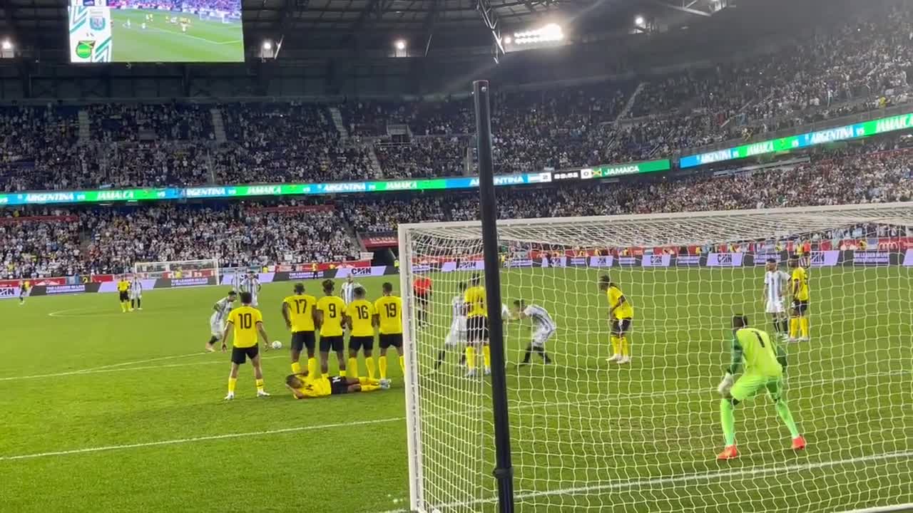 Free kick goal by Messi