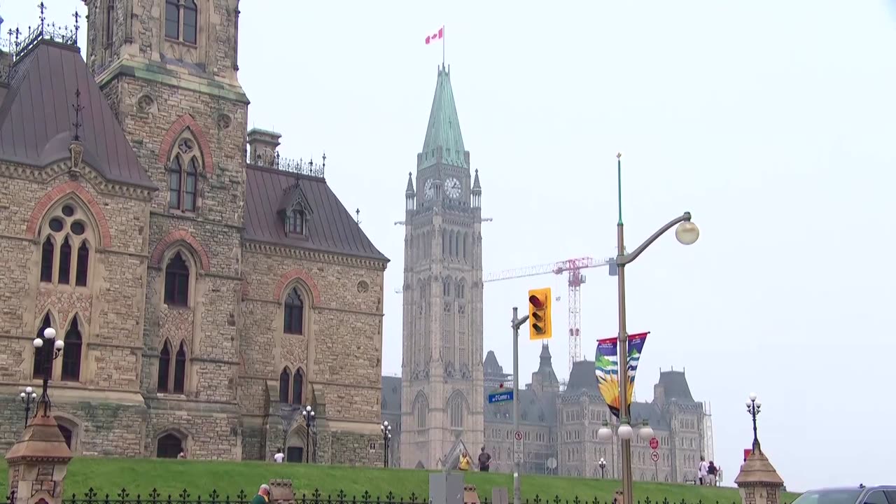 Wildfires shroud Montreal in smoke