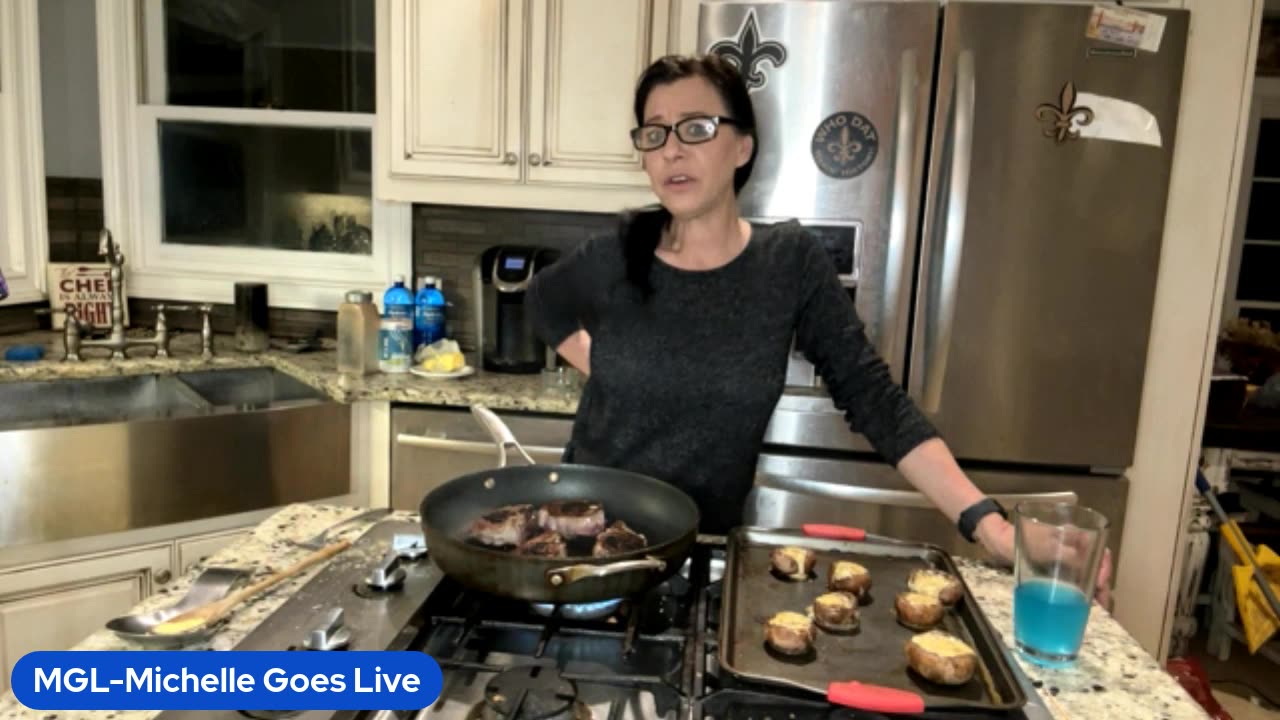 Lamb Chops, Asparagus, Stuffed Mushrooms, with a side of Cornbread!! 🤣🤣🤣