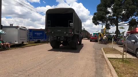 Veículos grandes do Exército saíram e passaram em frente a manifestação agora