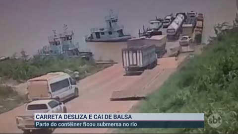 Carreta desliza de balsa e cai em rio no Amazonas | Primeiro Impacto