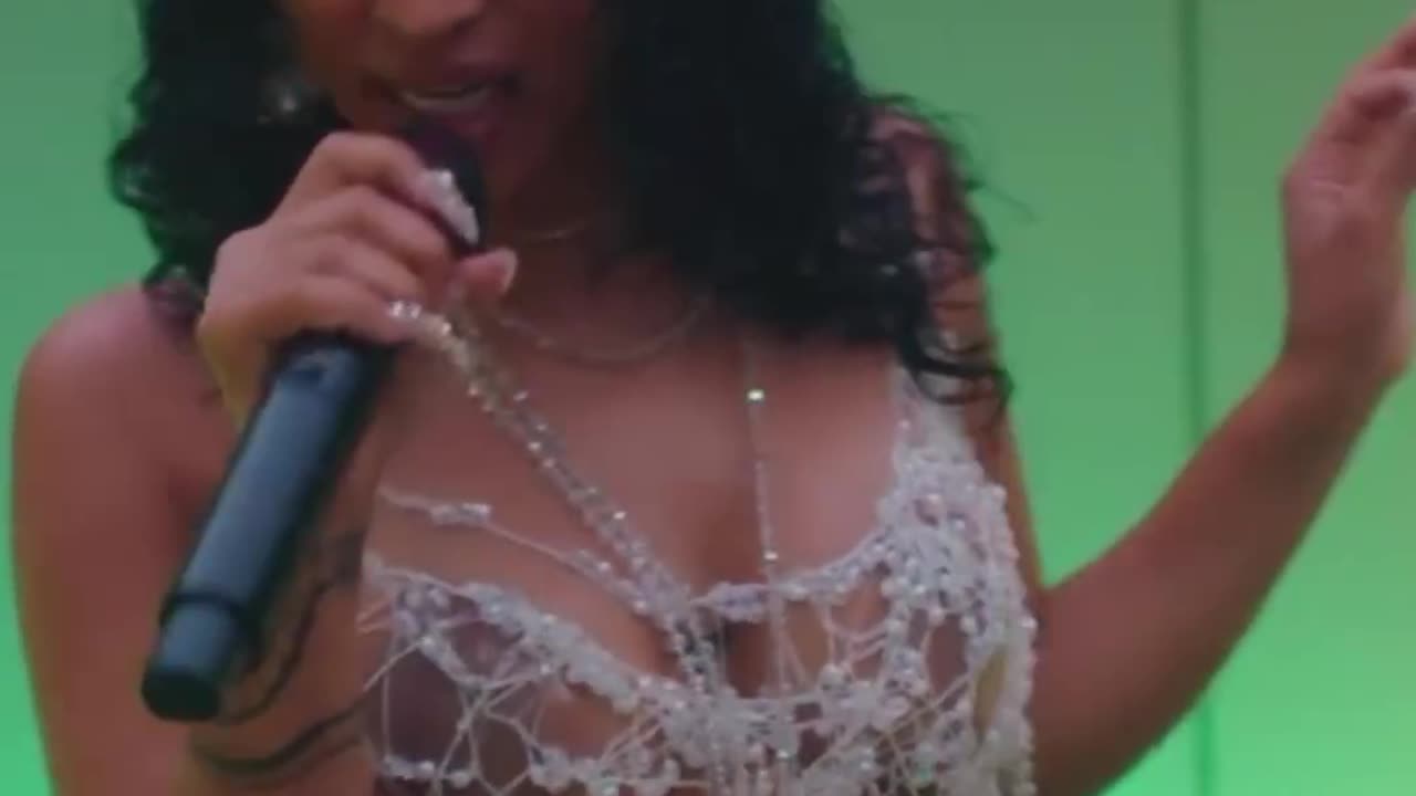 Jamaican singer Shenseea parades beans while performing