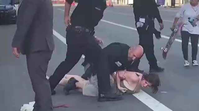 NWO, USA: Donna attivista vs Biden, polizia nazista violenza dittatura americana 2022