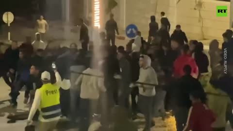 Scontri sono scoppiati durante una protesta a Silwad,una città a nord-est di Ramallah in Palestina tra palestinesi e polizia cazara pagana sionista,i manifestanti lanciavano pietre contro le auto della polizia cazara sionista