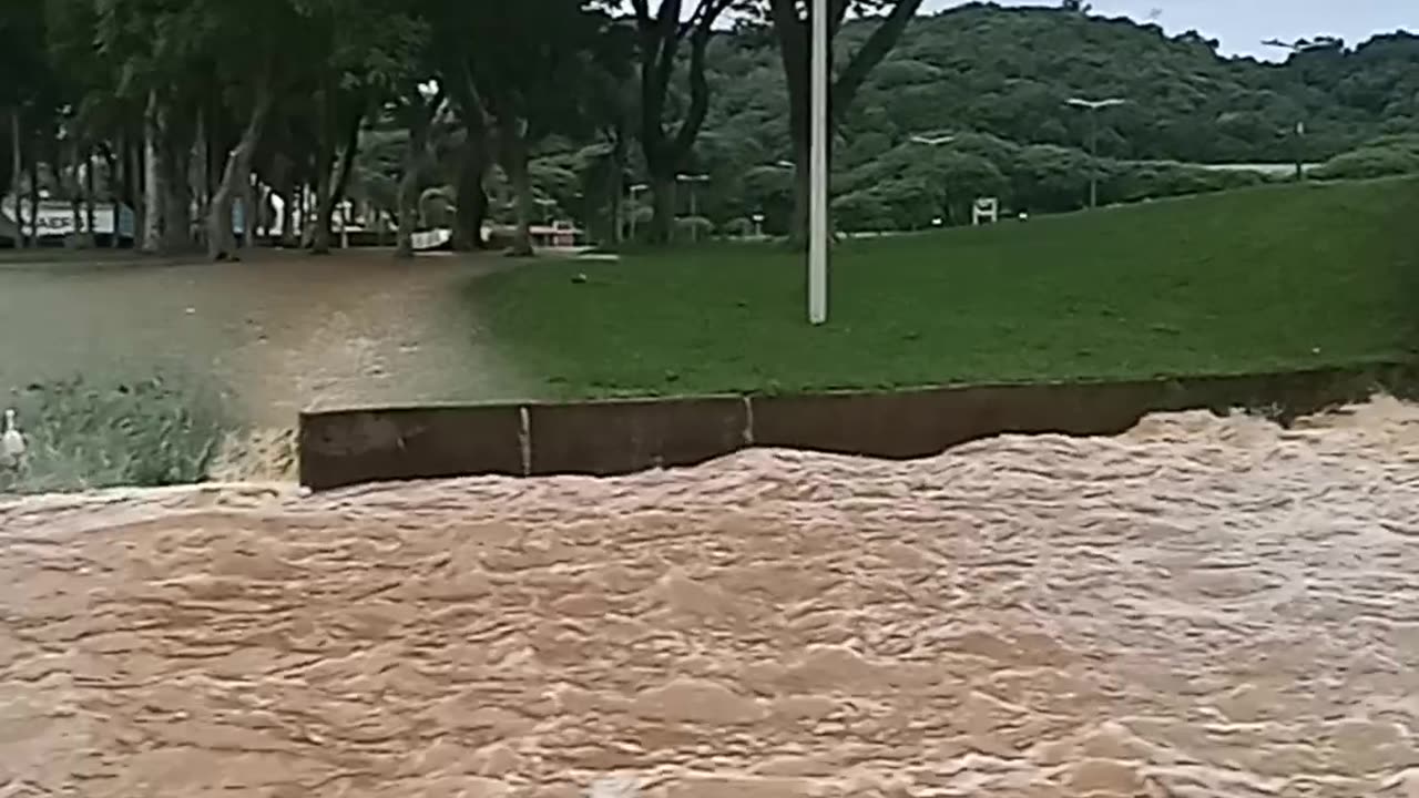 Parque barigui choveu alagou