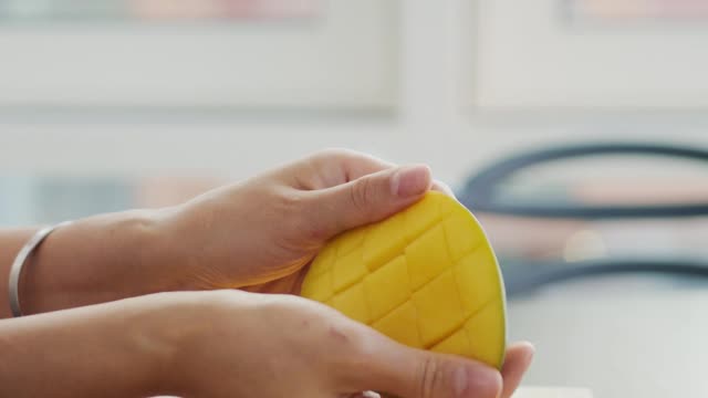 How To Cut And Dice A Mango