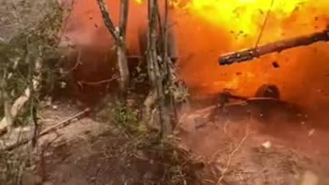 The Moment a Ukrainian M777 Barrel Explodes