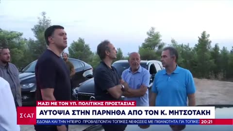 Ο Γιώργος Ευθυμίου, αναγκάζεται να του κάνει νόημα για να σταματήσει να γελάει...